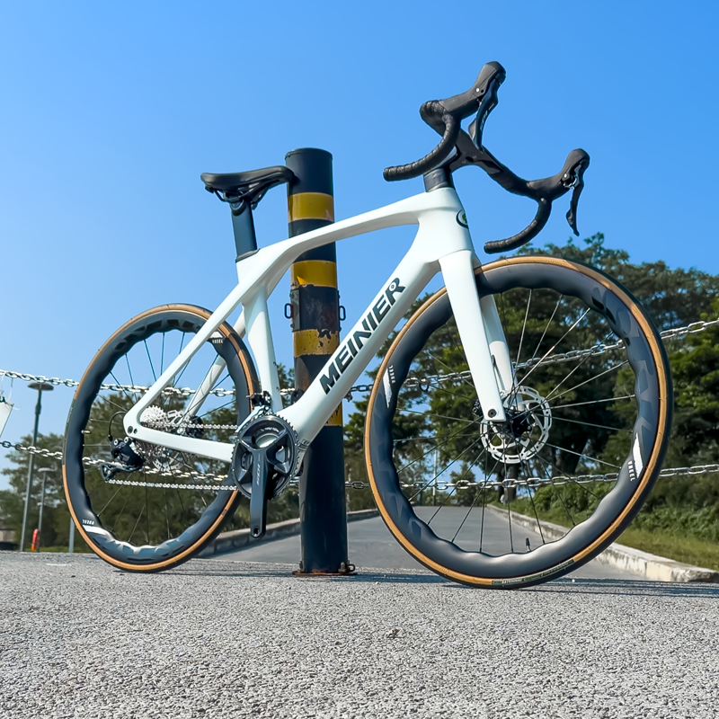 Full Carbon Road Bike WithShimano105 RD-R7120 Hydraulic Disc Brake Racing Bike 24 Speed Internal Cable Routing 700c Road Bike